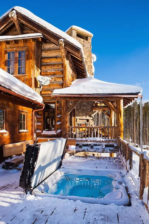 Установка спа бассейна HotSpring на террасе